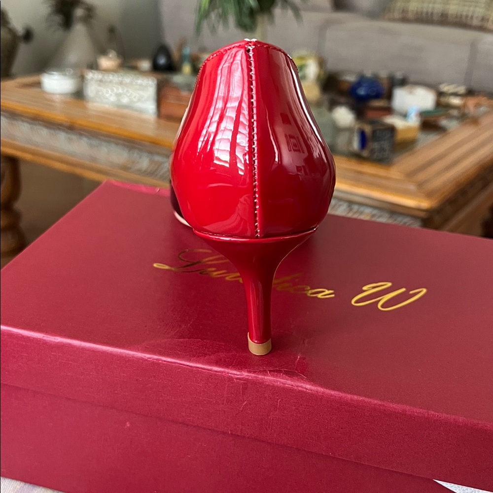 ❤️ Elegant Red and Black Patent Leather Pumps. - Picture 11 of 12